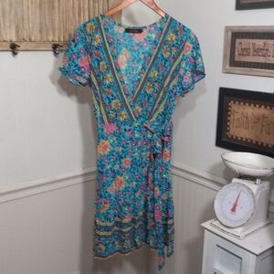 ZESICA FLORAL PRINT WRAP DRESS SIZE MEDIUM